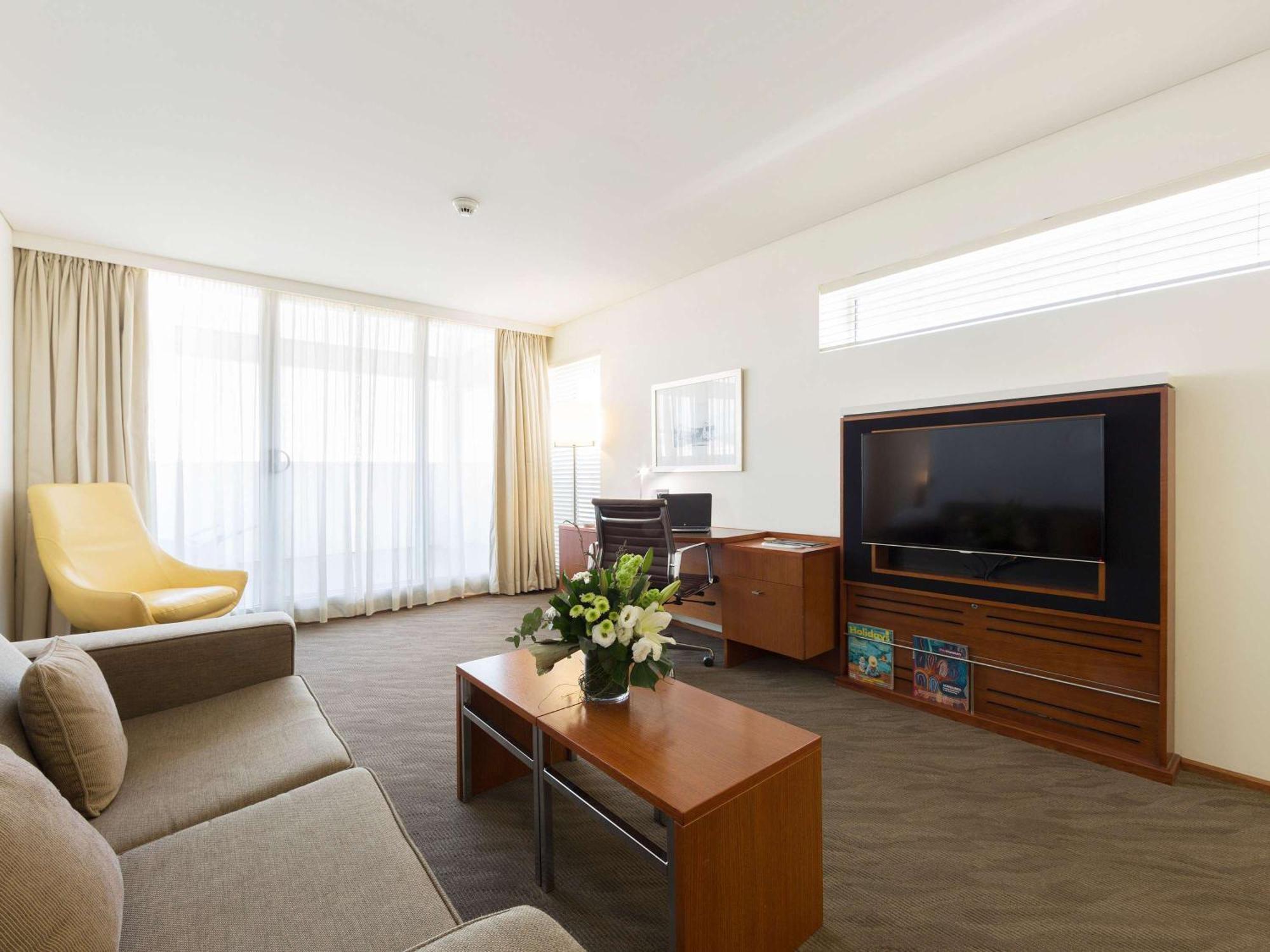 Novotel Canberra Exterior photo