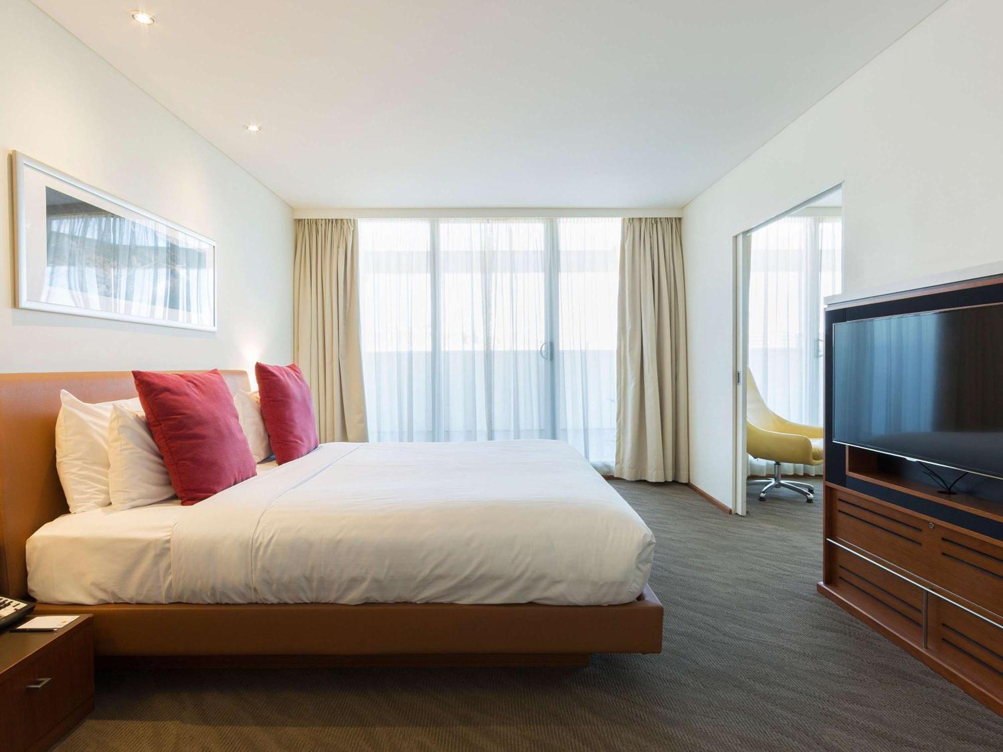 Novotel Canberra Exterior photo